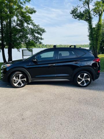 Photo of 2016 Black Hyundai TUCSON