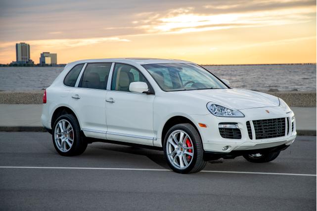 Photo of 2008 White Porsche Cayenne