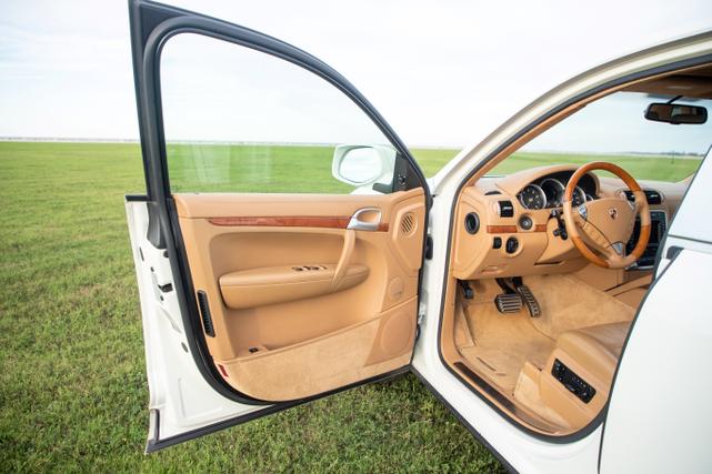 Photo of 2008 White Porsche Cayenne