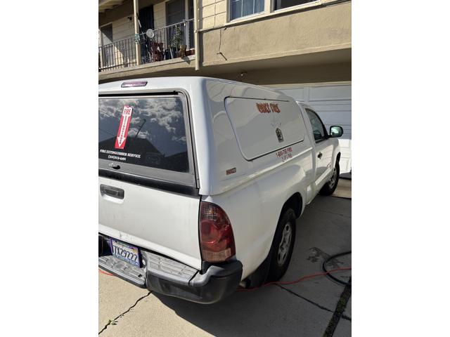 Photo of 2005 White Toyota Tacoma
