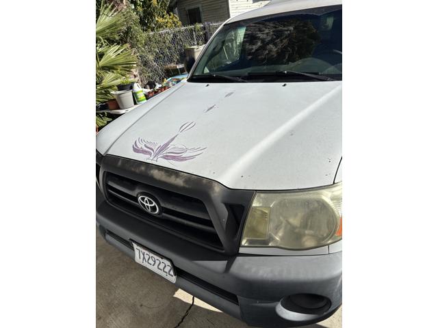Photo of 2005 White Toyota Tacoma