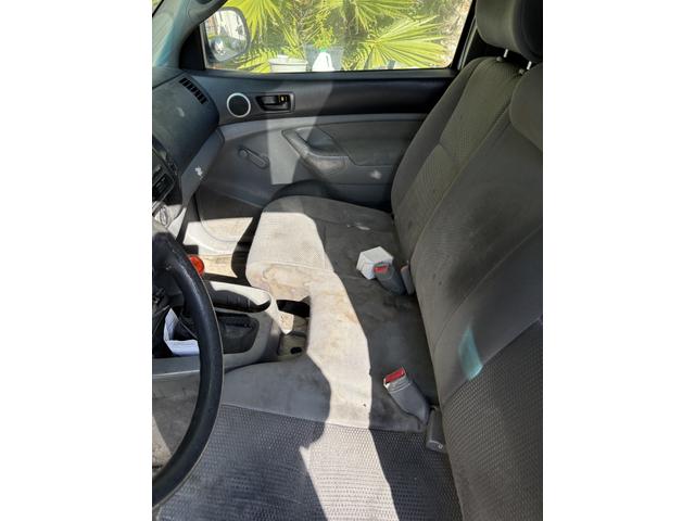 Photo of 2005 White Toyota Tacoma