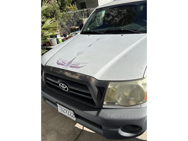 Photo of 2005 White Toyota Tacoma