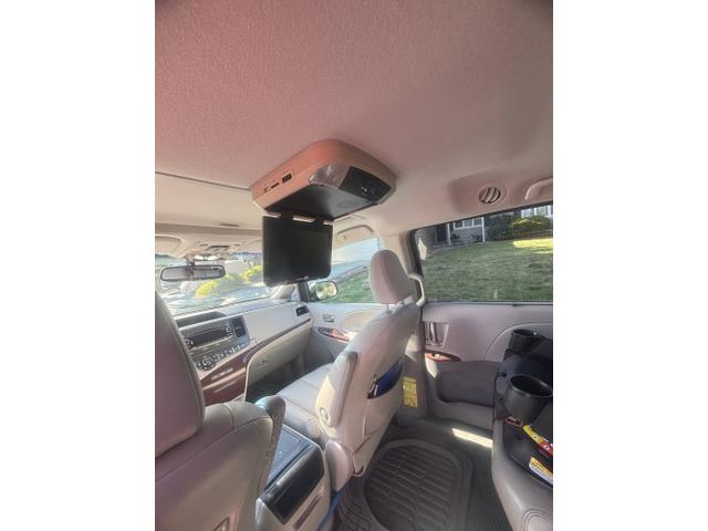 Photo of 2014 Beige Toyota Sienna