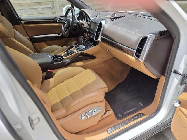 Photo of 2016 White Porsche Cayenne