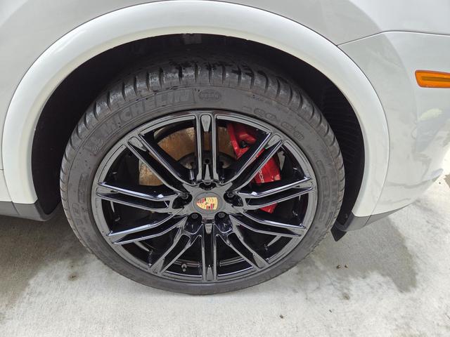 Photo of 2016 White Porsche Cayenne