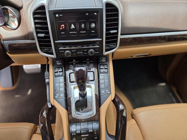 Photo of 2016 White Porsche Cayenne