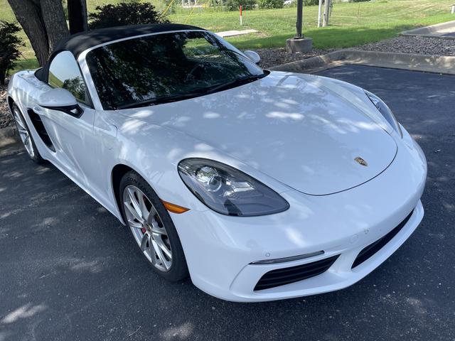 Photo of 2017 White Porsche 718 Boxster