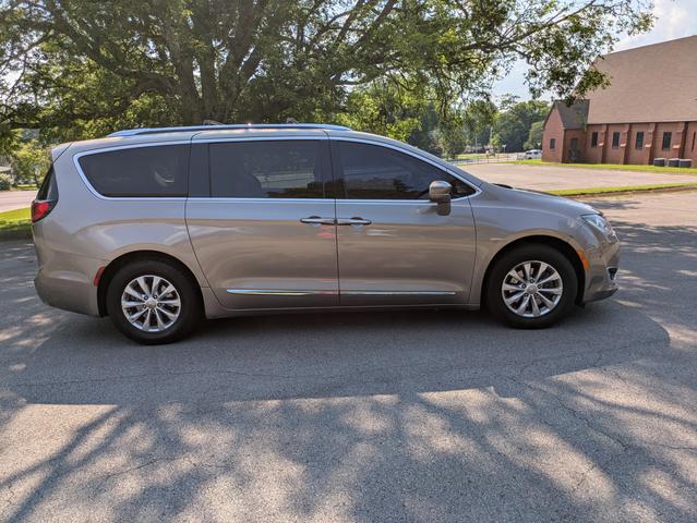 Photo of 2018 Silver Chrysler Pacifica