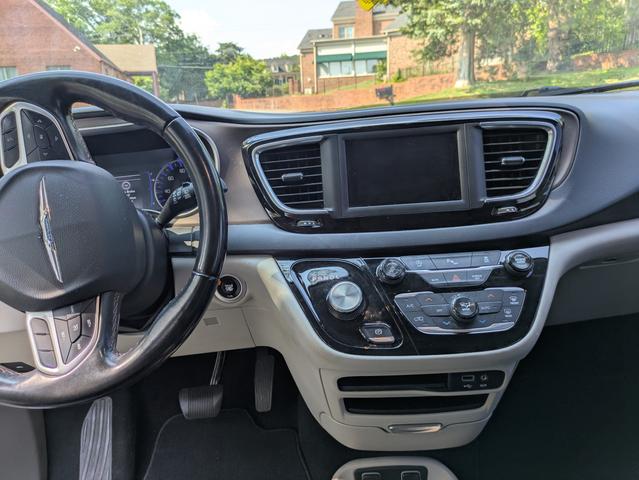 Photo of 2018 Silver Chrysler Pacifica
