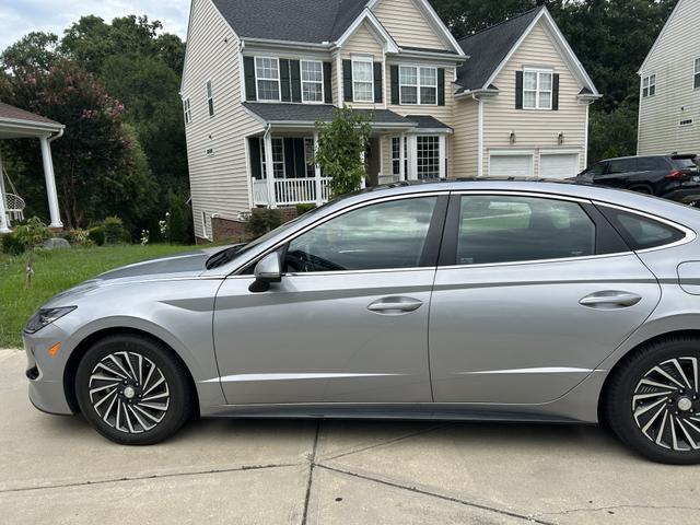 Photo of 2023 Gray Hyundai SONATA Hybrid