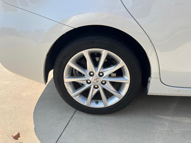 Photo of 2014 White Toyota Prius v