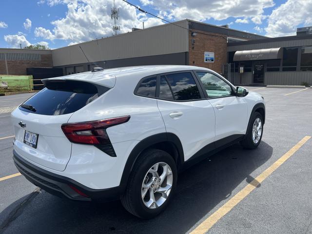 Photo of 2024 White Chevrolet Trax