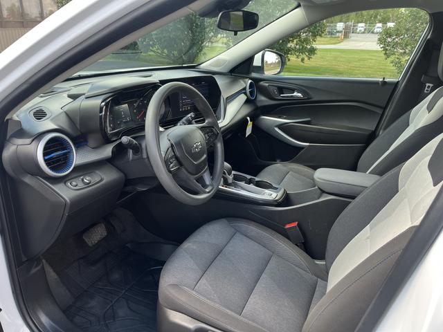 Photo of 2024 White Chevrolet Trax