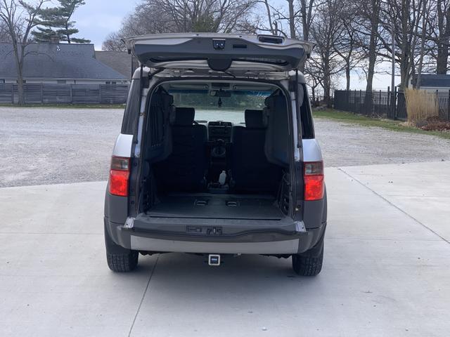 Photo of 2004 Silver Honda Element