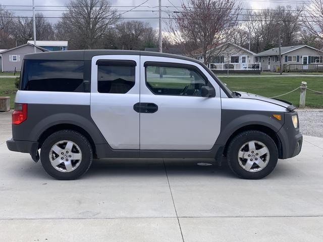 Photo of 2004 Silver Honda Element