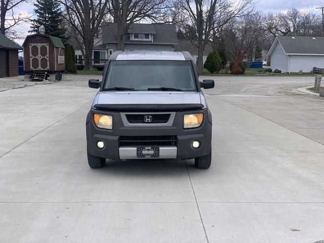 Photo of 2004 Silver Honda Element
