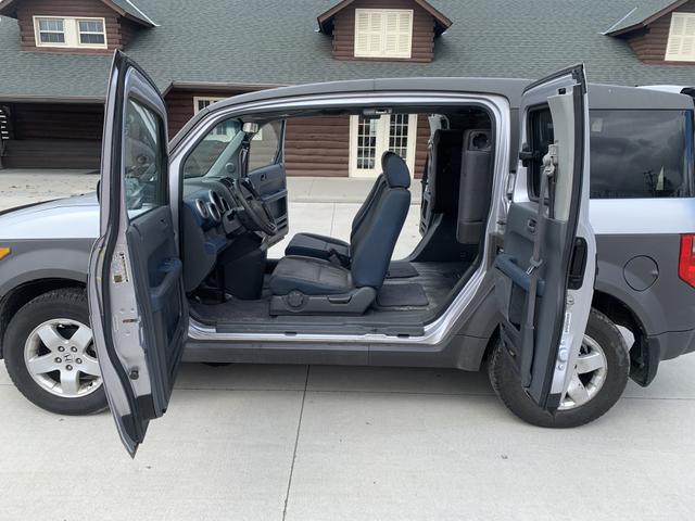 Photo of 2004 Silver Honda Element