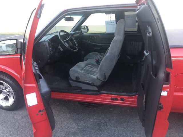 Photo of 2002 Red Chevrolet S-10