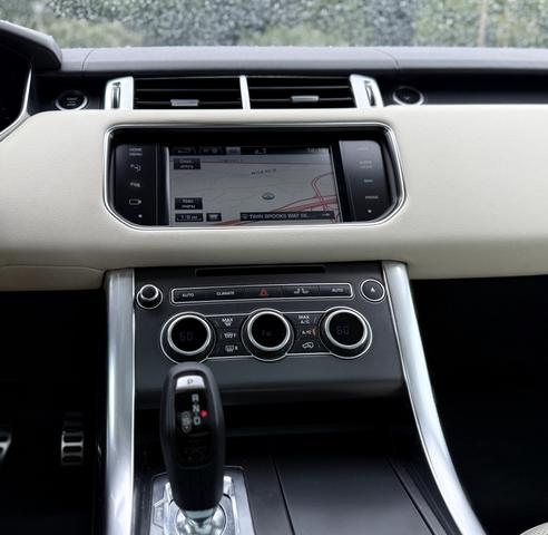 Photo of 2014 White Land Rover Range Rover Sport
