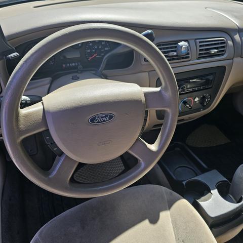 Photo of 2006 Gold Ford Taurus