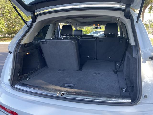 Photo of 2014 White Audi Q7