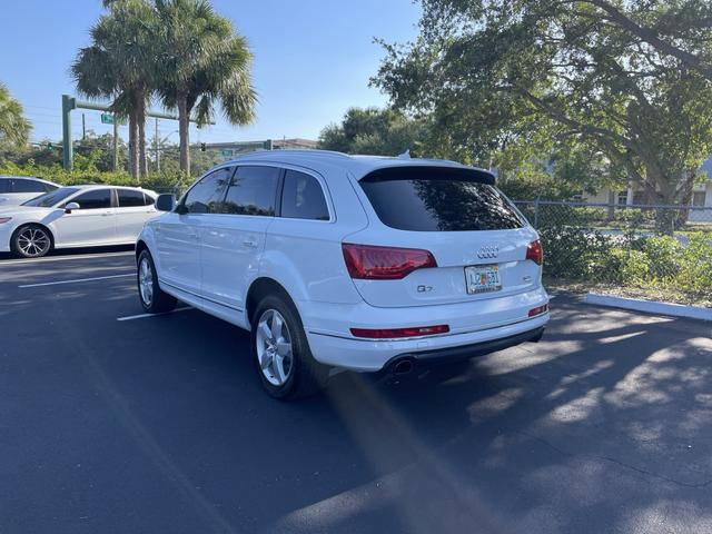 Photo of 2014 White Audi Q7