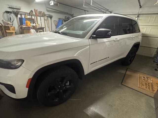 Photo of 2024 White Jeep Grand Cherokee