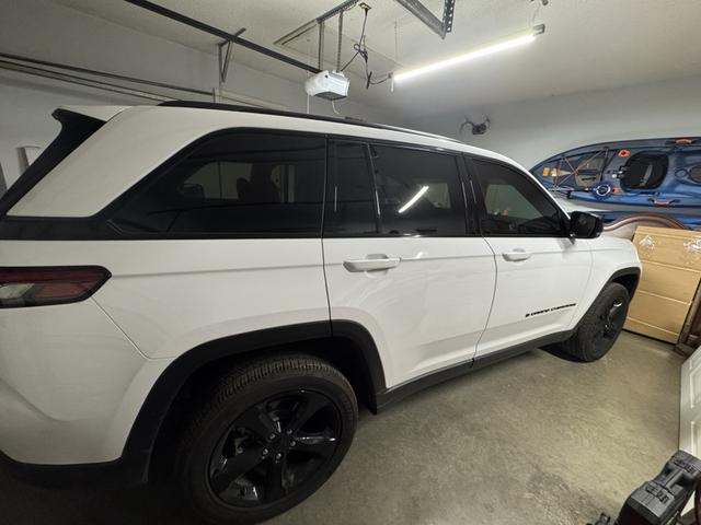 Photo of 2024 White Jeep Grand Cherokee