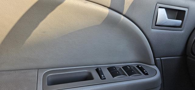 Photo of 2005 Red Ford Five Hundred