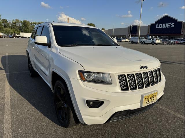 Photo of 2015 White Jeep Grand Cherokee
