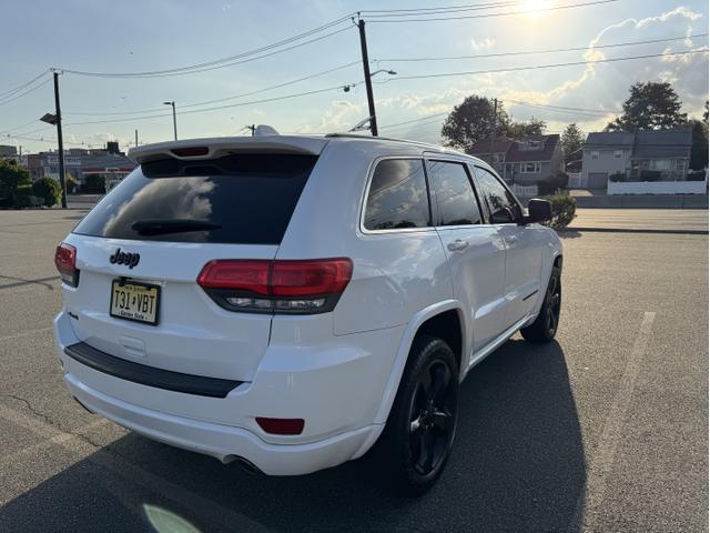 Photo of 2015 White Jeep Grand Cherokee