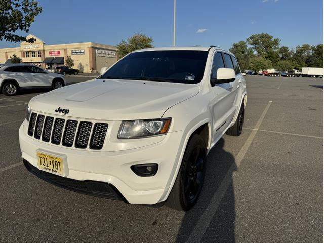 Photo of 2015 White Jeep Grand Cherokee