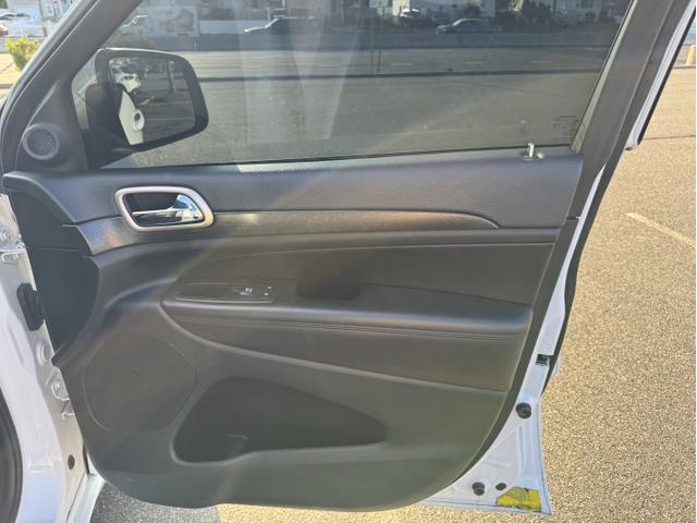 Photo of 2015 White Jeep Grand Cherokee