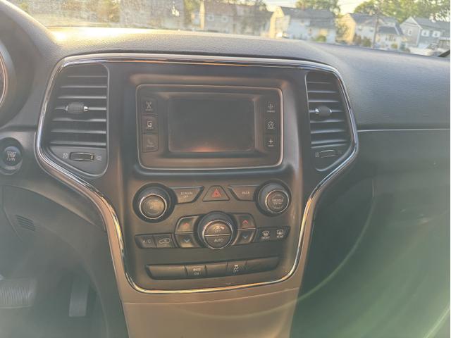 Photo of 2015 White Jeep Grand Cherokee
