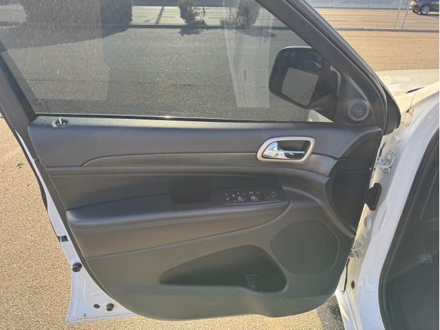 Photo of 2015 White Jeep Grand Cherokee