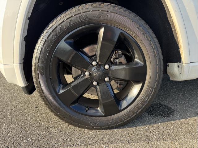 Photo of 2015 White Jeep Grand Cherokee