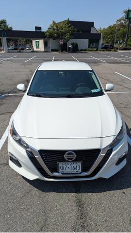 Photo of 2019 White Nissan Altima