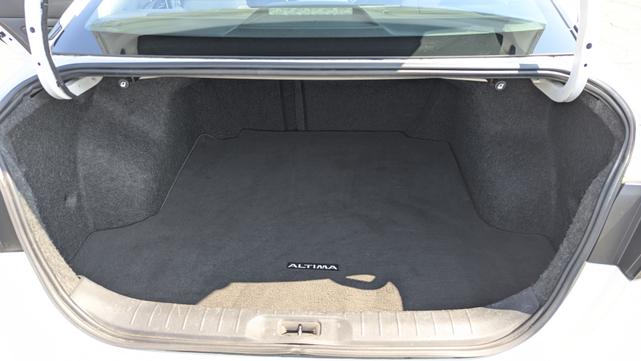 Photo of 2019 White Nissan Altima