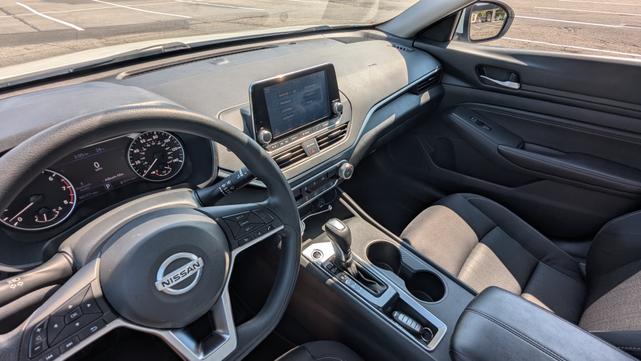 Photo of 2019 White Nissan Altima