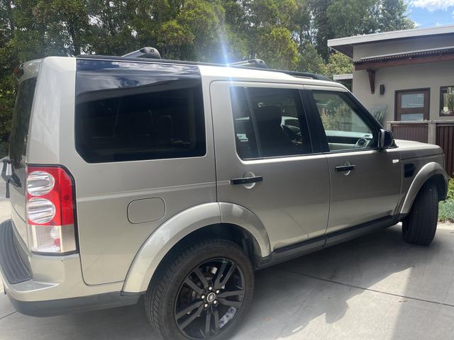 Photo of 2013 Silver Land Rover LR4