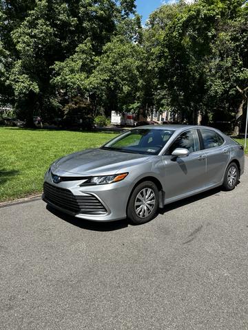 Photo of 2023 Silver Toyota Camry Hybrid