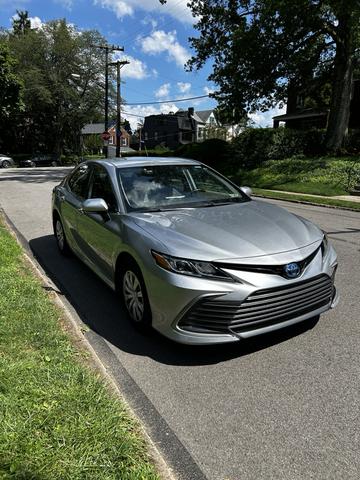 Photo of 2023 Silver Toyota Camry Hybrid