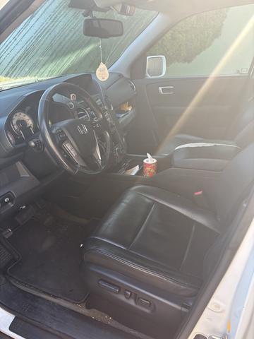 Photo of 2013 White Honda Pilot
