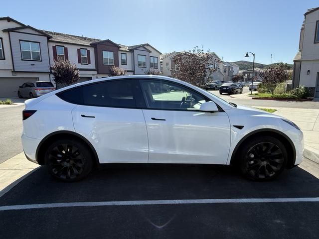 Photo of 2024 White Tesla Model Y