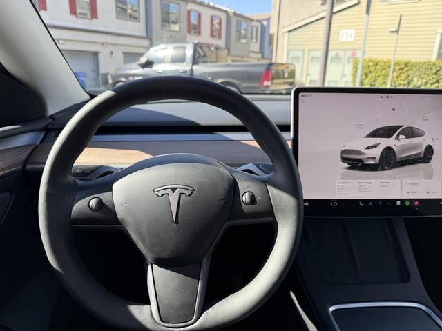 Photo of 2024 White Tesla Model Y