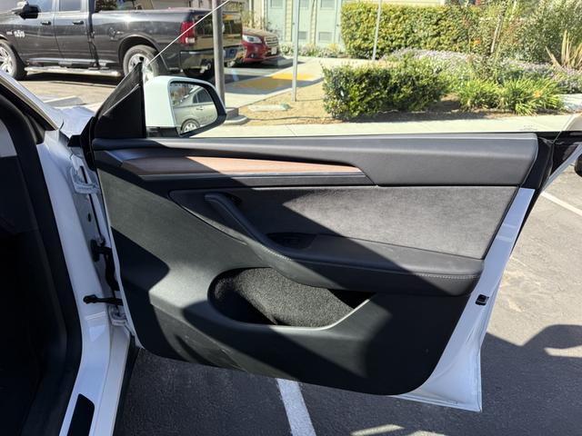 Photo of 2024 White Tesla Model Y