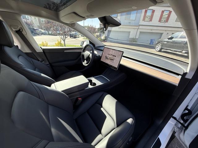 Photo of 2024 White Tesla Model Y
