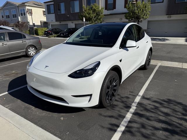 Photo of 2024 White Tesla Model Y