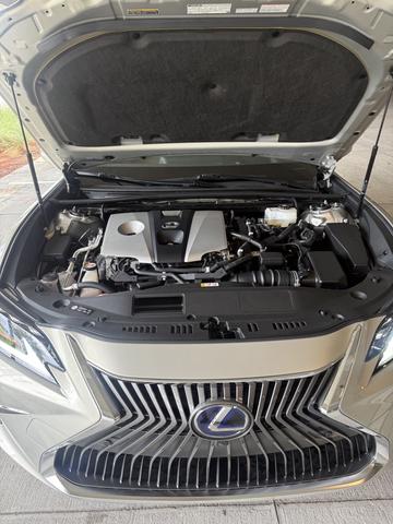 Photo of 2019 Beige Lexus ES 300h